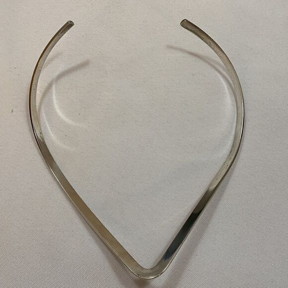 Silvertone V-shaped choker. Great to use your clip on pendants/scarf holder on - Picture 3 of 3